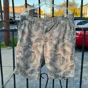 UNIQLO men’s muted color tropical pattern shorts size large 33-36 inch waist 😍